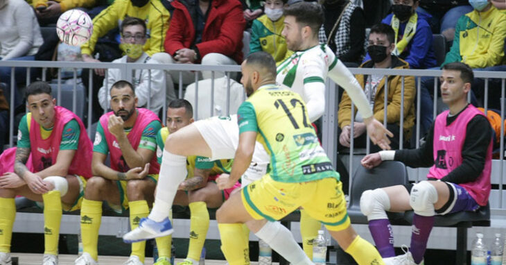 Saura en una acción acrobática frente al Jaén Paraíso Interior. Foto: Córdoba Futsal