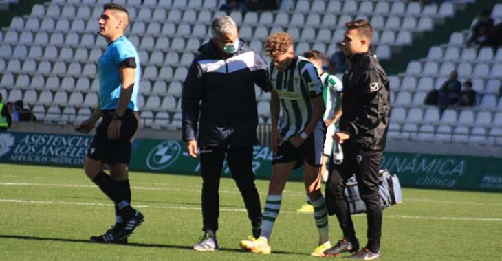 Simo retirándose tocado junto al doctor y el fisioterapeuta blanquiverde.