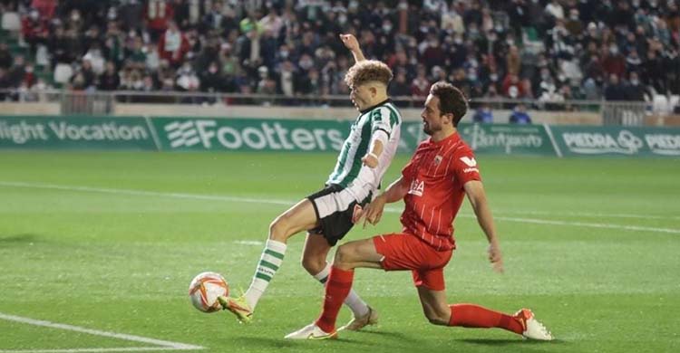 Simo marchándose de Delaney en una de las primeras jugadas del partido.