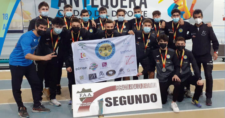 Los atletas del Surco Lucena posando tras su éxito