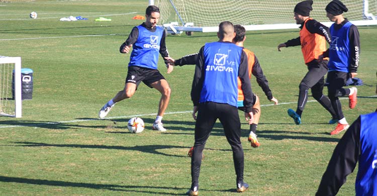 Toni Arranz controla el balón al fondo, con Julio Iglesias de espaldas en uno de los intensos rondos de este miércoles.