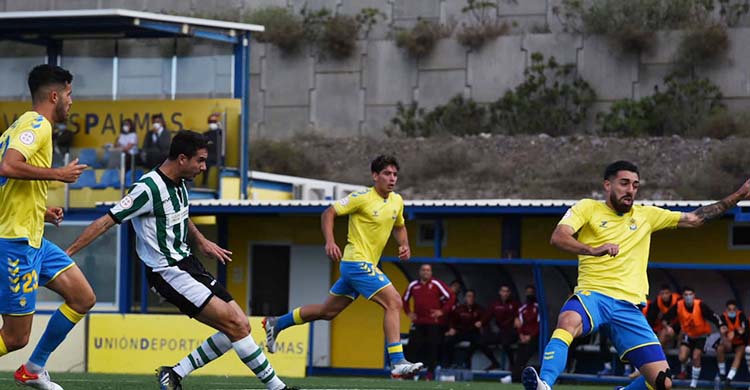 Toni Arranz en la acción de su primer gol con el Córdoba, el que abría el marcador ante Las Palmas Atlético,
