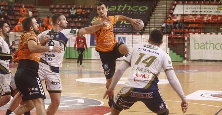 Un jugador del Torrelavega levantándose ante la defensa del Ximénez.