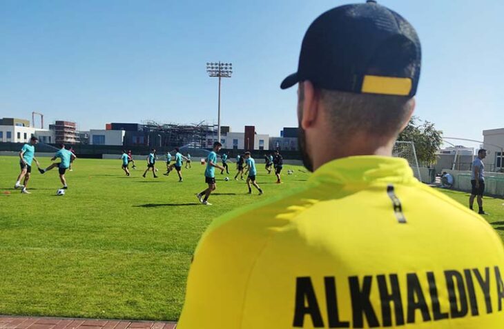 El espía enviado por el Al-Khalidiya FC al tercer entrenamiento del Córdoba CF en Baréin. El espía enviado por el Al-Khalidiya FC al tercer entrenamiento del Córdoba CF en Baréin.