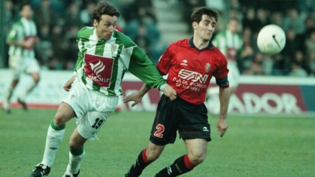 Juan Carlos Quero jugando en.Pamplona donde el Córdoba derrotaba a Osasuna por 0-2 en 2000.