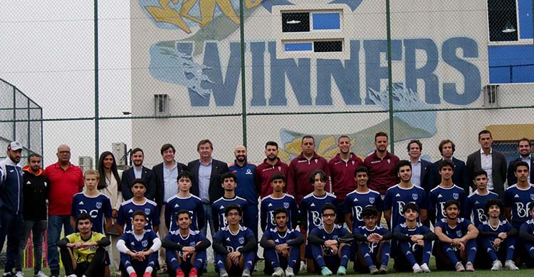 La foto de familia del consejo de administración del Cordoba, Germán Crespo y su cuerpo técnico, con los chavales de la Academia Winners.