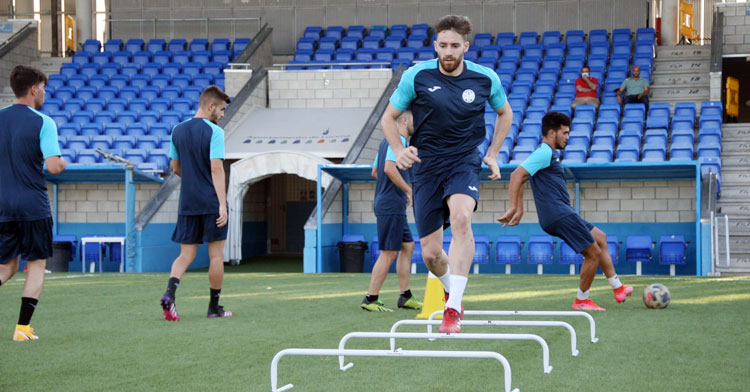 Antonio entrenando sobre el césped celeste. Foto: Ciudad de Lucena