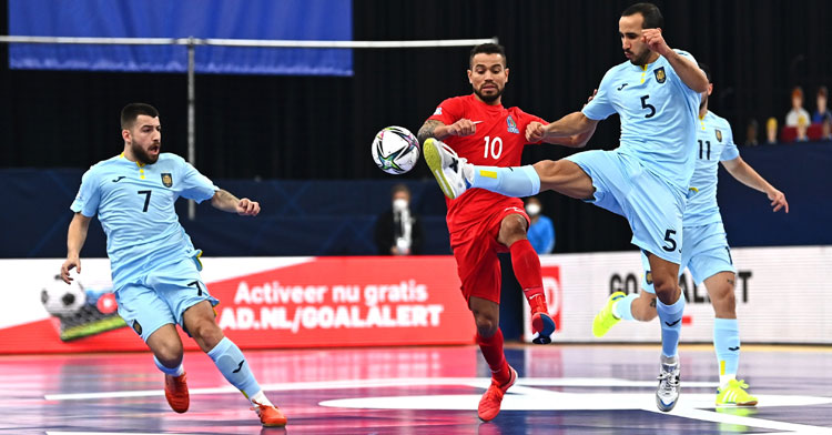 Boyis haciendo un corte ante Azerbaiyán. Foto: UEFA Futsal