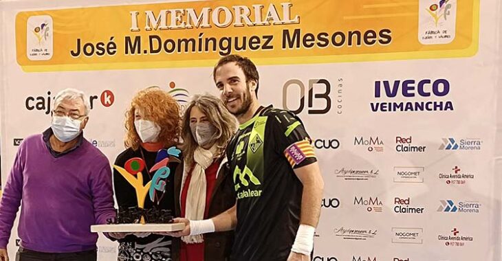 El meta cordobés del Palma Futsal Carlos Barrón recibiendo de la hermana y ciudad de José Manuel Domínguez el trofeo de su I Memorial.