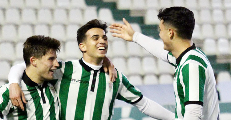 Los jugadores del Córdoba celeban uno de sus goles al Rota. Foto: CCF