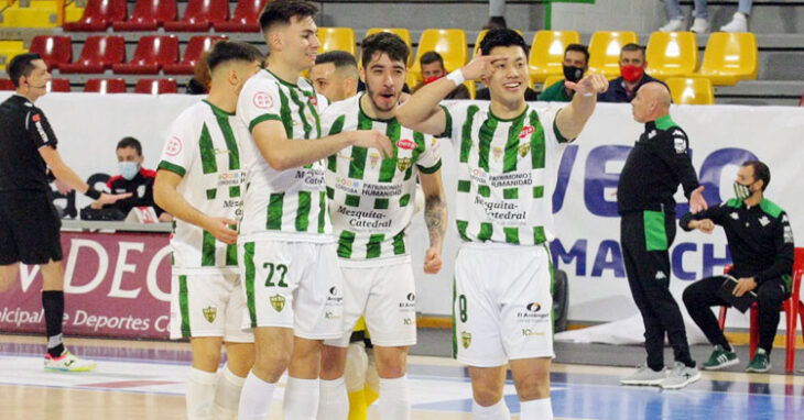 La alegría blanquiverde tras uno de sus tantos. Foto: Córdoba Futsal