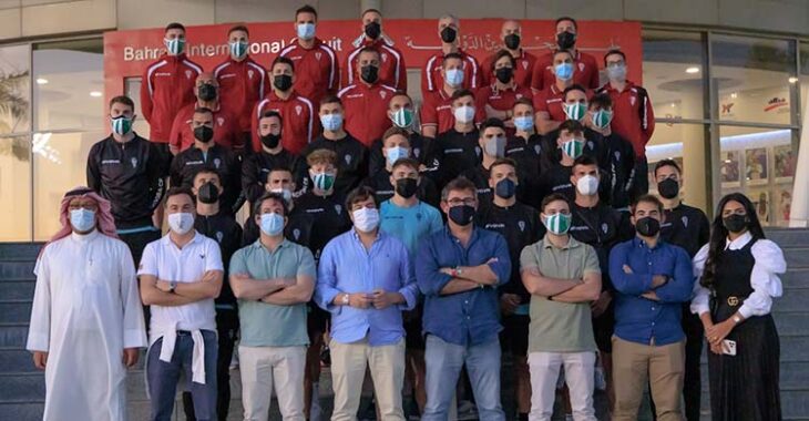 Los consejeros y la plantilla del Córdoba se hizo la foto de familia en el Circuito Internacional de Baréin.