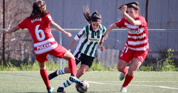 María Avilés entre dos jugadoras del Granada. Foto: Córdoba Femenino