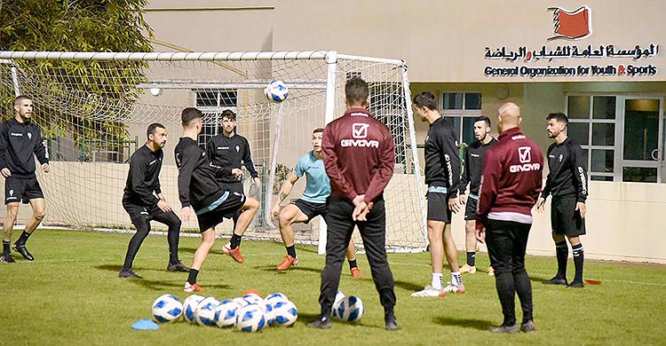 La plantilla del Córdoba ejercitándose en su primera sesión de entrenamientos en Baréin.
