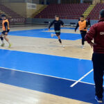 Josan González observando a sus jugadores en una sesión en Vista Alegre. Foto: Córdoba Futsal