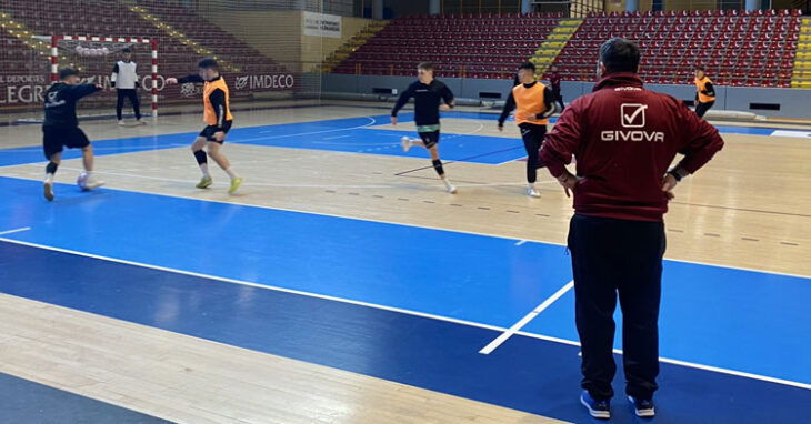 Josan González observando a sus jugadores en una sesión en Vista Alegre. Foto: Córdoba Futsal