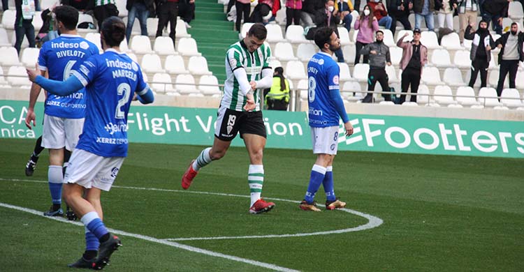 Adrián Fuentes celebrando el primero de sus goles.
