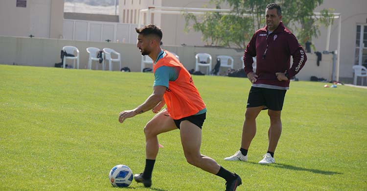 Germán Crespo siguiendo las evoluciones del tercer entrenamiento en Baréin con Omar Perdomo en primer plano.