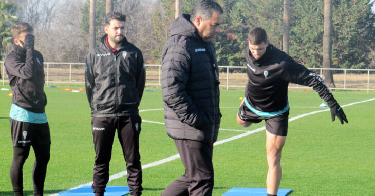 Germán Crespo en un momento del entrenamiento, con Adrián Fuentes trabajando con normalidad a su espalda