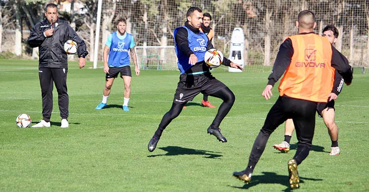 Germán Crespo en pleno entrenamiento del Córdoba con Miguel de las Cuevas controlando el balón.