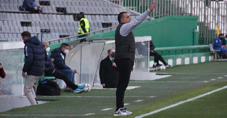 Germán Crespo dando instrucciones en la banda de El Arcángel.