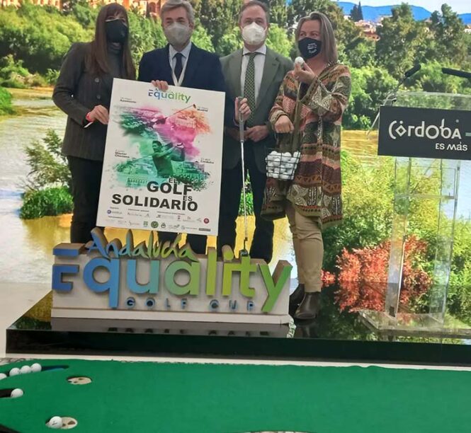 De izquierda a derecha, la directora del Andalucía Equality Golf Cup, Margarita Pérez-Calderón, Miguel Ángel Torrico, Ángel Pimentel e Isabel Albás en el stand del IMTUR de Córdoba.