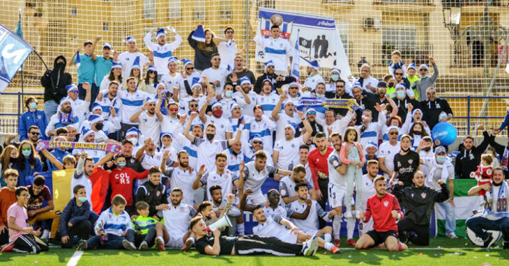 El Vélez celebrando con su hinchada su última victoria liguera. Foto: Vélez CF