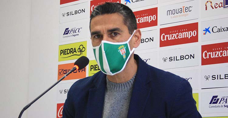 El director deportivo del Córdoba CF, Juanito, durante su comparecencia de prensa de este martes.