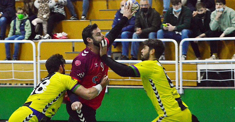 Juanlu Moyano sufre un golpe en el rostro por parte de la defensa malagueña. Foto: CBM