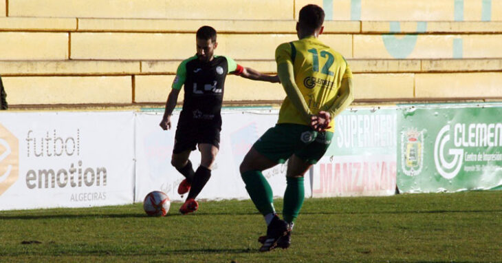 Mario Ruiz intenta un centro en el duelo contra Los Barrios. Foto: Ciudad de Lucena