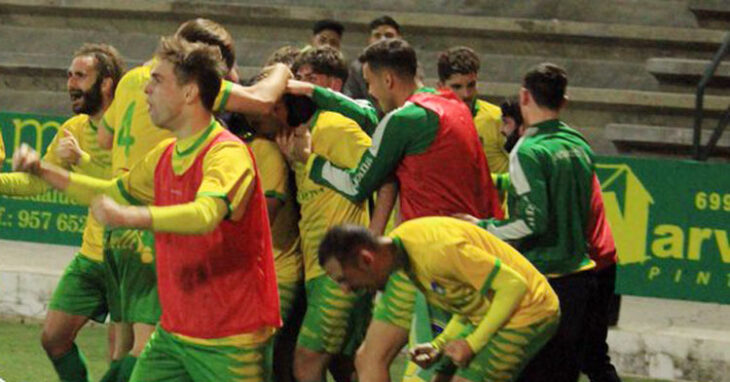 Los jugadores auriverdes celebrando su triunfo in extremis. Foto: Montilla CF