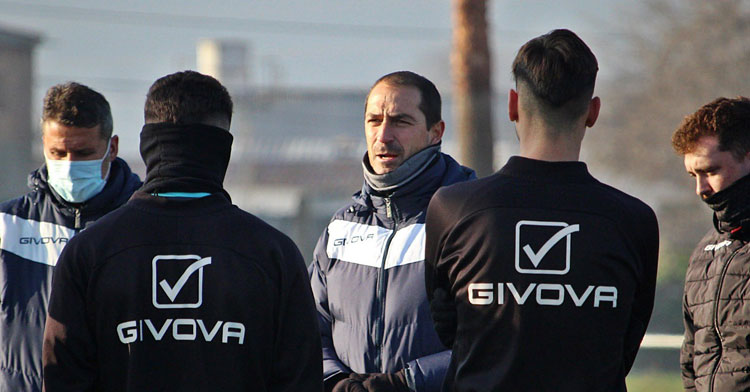 Diego Caro hablando a sus jugadores esta semana. Foto: CCF