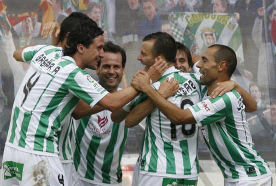 Pepe Díaz celebrando un tanto felicitado por Gaspar, David Artega, Asen y José Vega.
