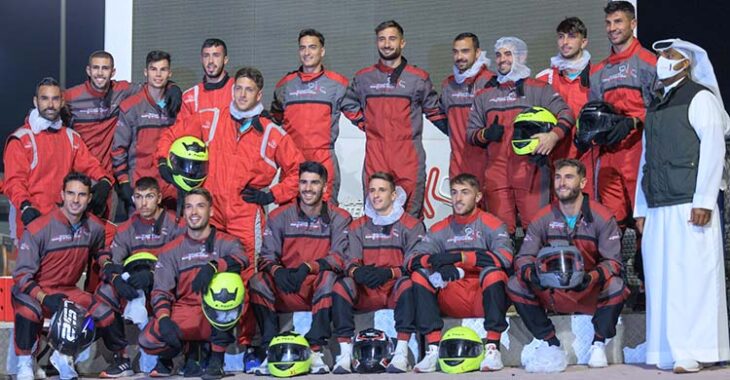 La plantilla del Córdoba con sus monos de pilotos en el Circuito Internacional de Baréin.