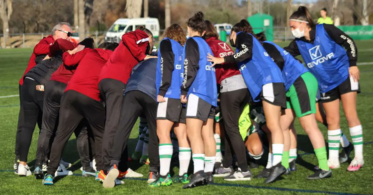 Jugadoras y cuerpo técnico del Córdoba Femenino hacen piña antes del encuentro frente al Cacereño. Foto: Antonio Quintero