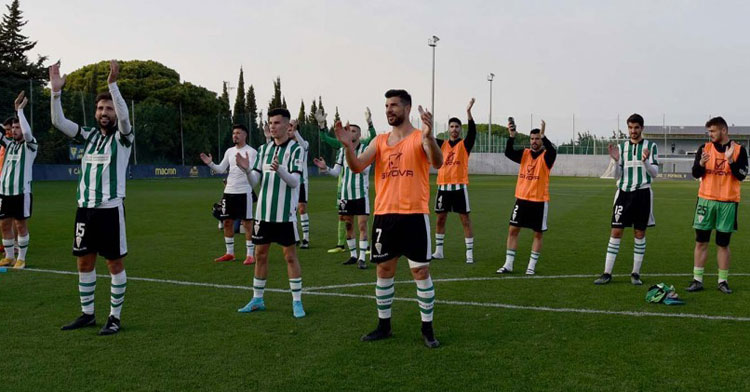 Los jugadores blanquiverdes aplaudiendo a la grada en la Ciudad Deportiva Bahía de Cádiz. Foto: CCF