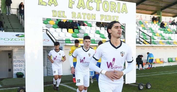 Los jugadores blanquillos saltando al césped del Municipal, algo que no podrán hacer este día 6. Foto: CD Pozoblanco