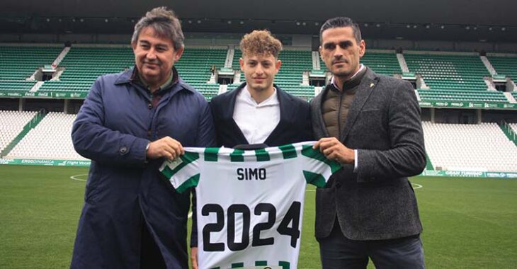 Simo mostrando su camiseta con el año de su nuevo contrato entre Javier González Calvo y Juanito.
