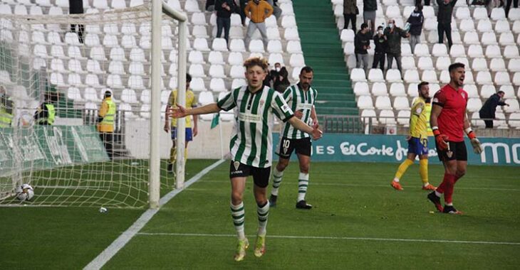 Simo celebrando el gol con el que además sellaba su renovación automática con el Córdoba CF.