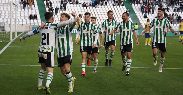 Simo celebra su gol ante el Vélez con Willy.