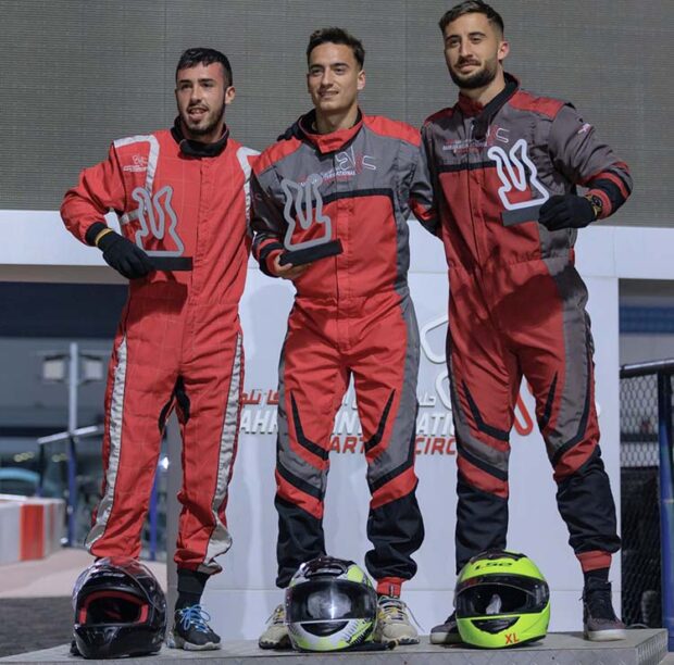 Tala, Carlos Puga a su derecha y Omar Perdomo a la izquierda, en el podio del Circuito de Baréin. Autor: CCF