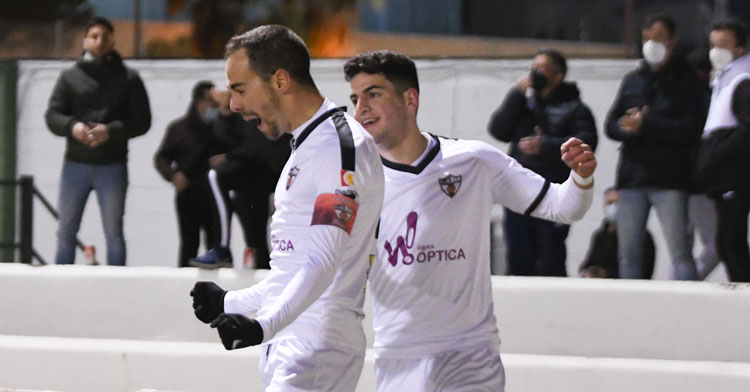 El capitán Valentín celebrando su gol ante el Antoniano. Foto: CD Pozoblanco
