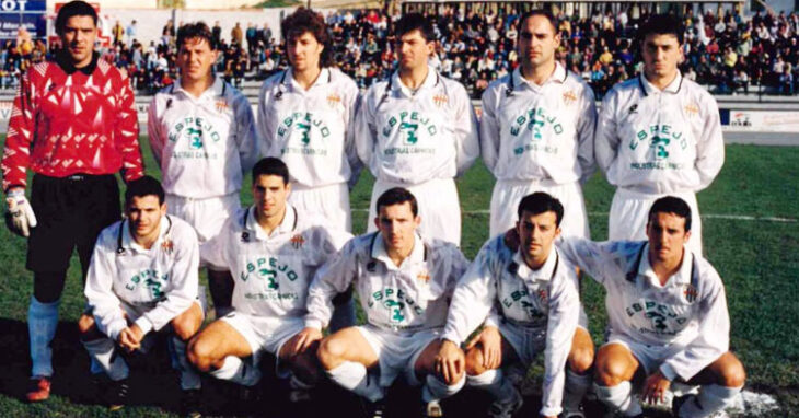 Una formación del próximo rival del Córdoba en la temporada 1996-97, la última en la que se midió a los blanquiverdes. Foto: Vélez CF