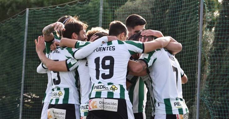 Los cordobesistas celebrando uno de los tantos de su goleada en Cádiz.