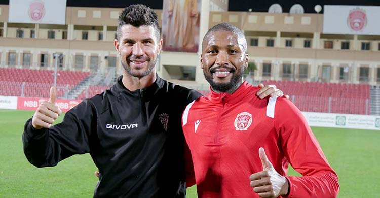 Willy muestra su pulgar a la par que un jugador del Muharraq Club junto a los que entrenaron este domingo.