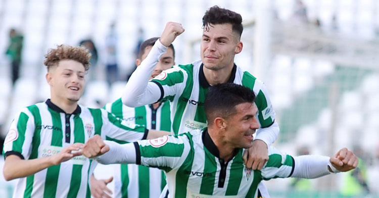Willy y Luismi celebrando un de los goles del Córdoba al Panadería Pulido. Foto: CCF