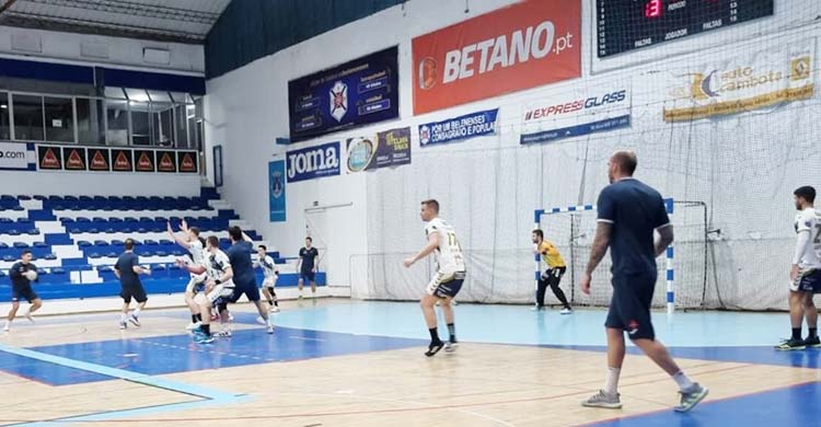 El Ángel Ximénez cerrando en defensa un ataque del Osbelennses.