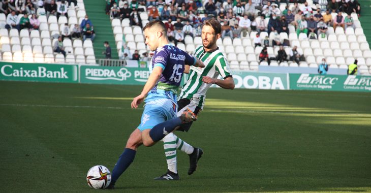 Álex Bernal tapando a un jugador del Coria.