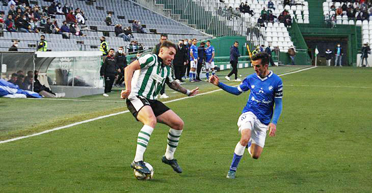 Antonio Casas ante un rival del Xerez Deportivo FC, último precedente de respuesta blanquiverde adecuada tras un parón de la competición. Autor: Paco Jiménez