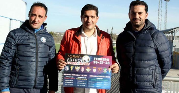 El cocenjal de deportes de Lucena, Alberto Lora, presentando el cartel de la Lucecor Cup junto al presidente del club.